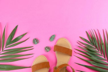 Parlak renkli kağıt üzerinde kadın öğeleri ile kadınsı arka plan.