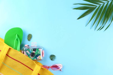 Parlak renkli kağıt üzerinde kadın öğeleri ile kadınsı arka plan.