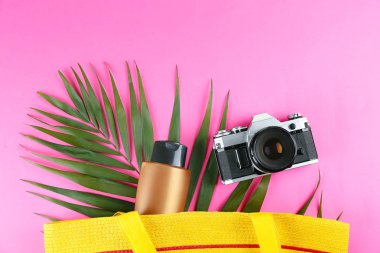 Parlak renkli kağıt üzerinde kadın öğeleri ile kadınsı arka plan.