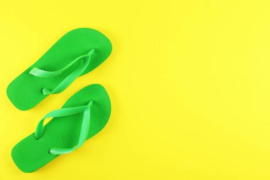 Parlak renkli kağıt üzerinde kadın öğeleri ile kadınsı arka plan.