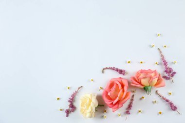 Çiçekler beyaz üzerine izole.