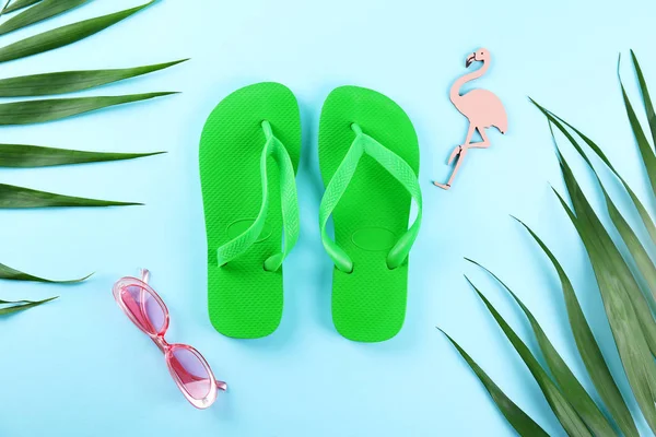 Parlak renkli kağıt üzerinde kadın öğeleri ile kadınsı arka plan.