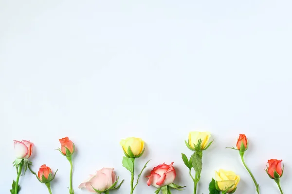 Vrouwelijke frame achtergrond gemaakt van verschillende bloemen met veel Kopieer ruimte voor tekst. Close-up, bovenaanzicht, vlakke lay. — Stockfoto