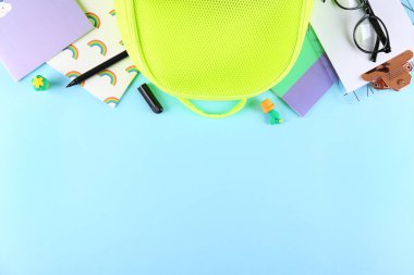 Kağıt dokulu arka plan üzerinde okul malzemeleri kümesi.