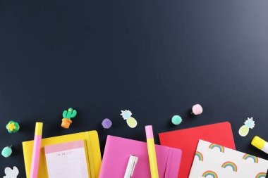 Kağıt dokulu arka plan üzerinde okul malzemeleri kümesi.