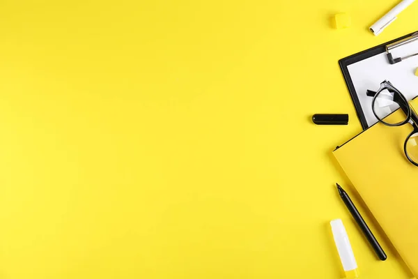 Conjunto de útiles escolares sobre fondo texturizado en papel . — Foto de Stock