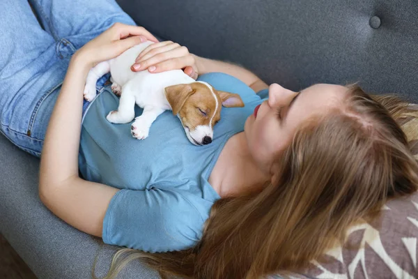 年轻女子与她的杰克鲁塞尔猎犬小狗. — 图库照片