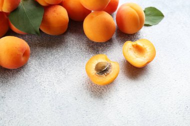 Olgun portakal sulu kayısı ile minimalist baklava.