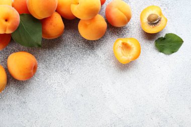 Olgun portakal sulu kayısı ile minimalist baklava.