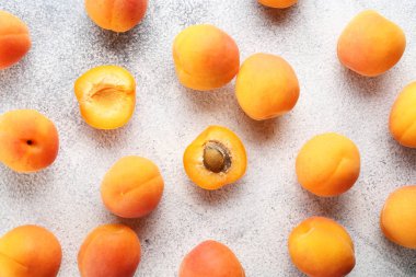 Olgun portakal sulu kayısı ile minimalist baklava.