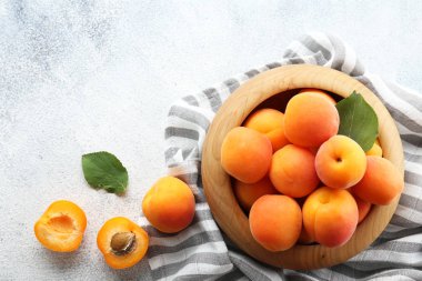 Olgun portakal sulu kayısı ile minimalist baklava.