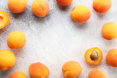 Olgun portakal sulu kayısı ile minimalist baklava.