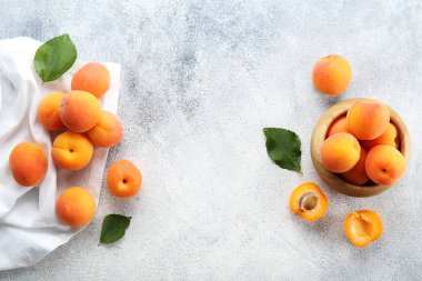 Olgun portakal sulu kayısı ile minimalist baklava.