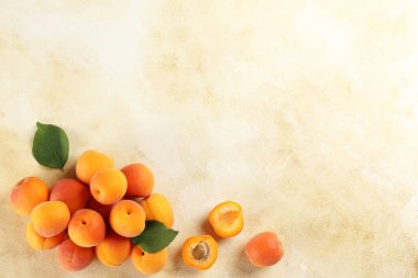 Olgun portakal sulu kayısı ile minimalist baklava.