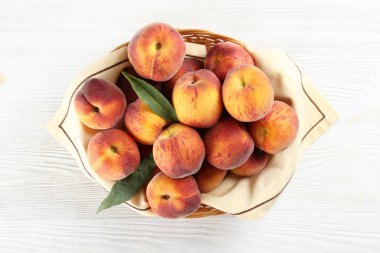 Olgun sulu nektarin şeftali ile minimalist bacground.