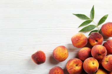 Olgun sulu nektarin şeftali ile minimalist bacground.