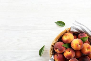 Olgun sulu nektarin şeftali ile minimalist bacground.