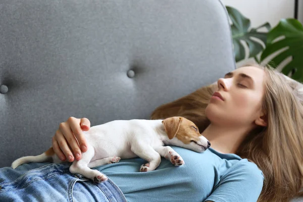 年轻女子与她的杰克鲁塞尔猎犬小狗. — 图库照片