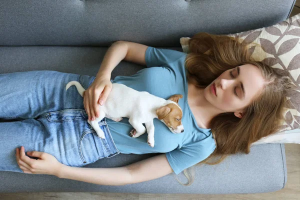 年轻女子与她的杰克鲁塞尔猎犬小狗. — 图库照片
