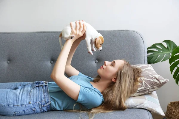 Young woman with her jack russell terrier puppy. — Stock Photo, Image