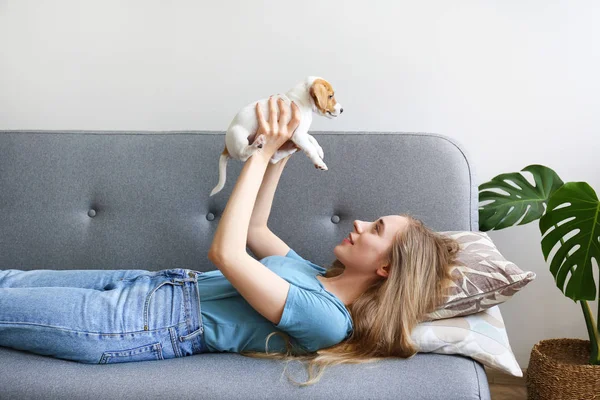 Joven mujer con su gato russell terrier cachorro . — Foto de Stock