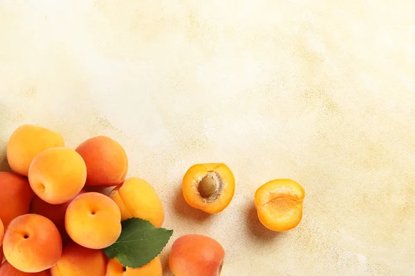Bacino minimalista con albicocche succose arancioni mature . — Foto Stock