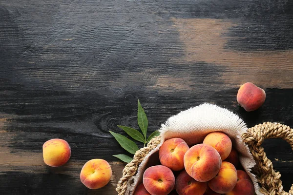 Минималистическая вакханалия с спелыми сочными персиками . — стоковое фото