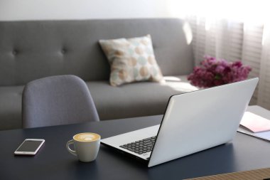 Ntural ışık bir sürü kadınsı ofis alanı.