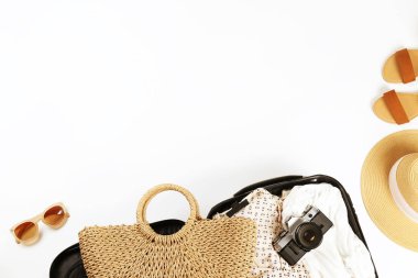 Casual giyim öğeleri ile paketlenmiş plastik Hardshell bavul.