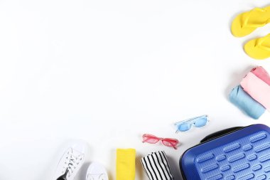 Casual giyim öğeleri ile paketlenmiş plastik Hardshell bavul.