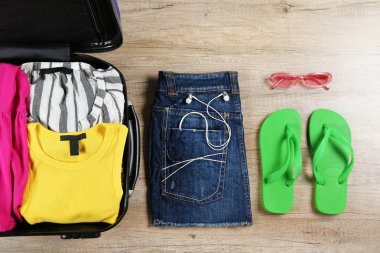 Casual giyim öğeleri ile paketlenmiş plastik Hardshell bavul.