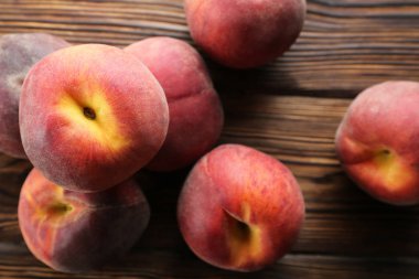 Dokulu arka planda tatlı nektarinler ile rustik arka plan.