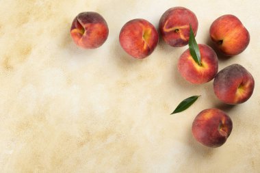 Dokulu arka planda tatlı nektarinler ile rustik arka plan.