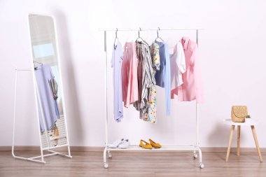 Satırda asılı farklı renkli Casual giyim.