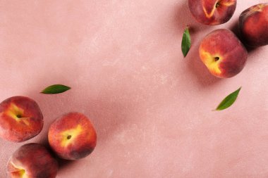 Dokulu arka planda tatlı nektarinler ile rustik arka plan.