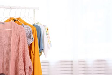 Satırda asılı farklı renkli Casual giyim.