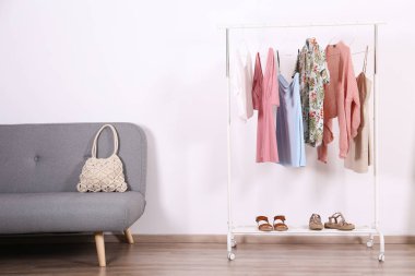 Satırda asılı farklı renkli Casual giyim.