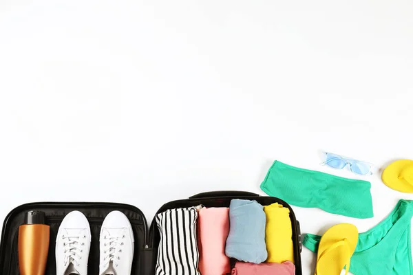 Hartschalenkoffer aus Kunststoff voller Freizeitkleidung. — Stockfoto