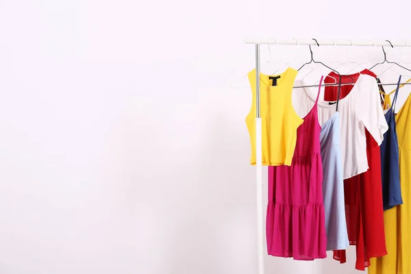 Diferentes roupas casuais coloridas penduradas em linha . — Fotografia de Stock