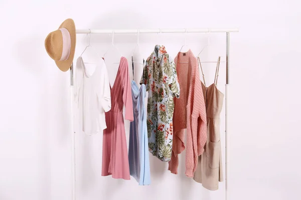 Diferentes ropa casual de colores colgando en fila . —  Fotos de Stock