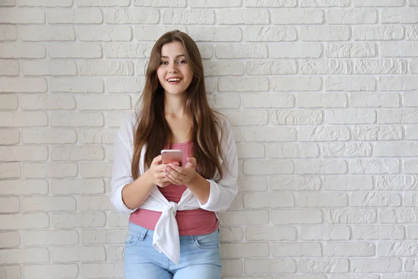 Morena jovem mulher vestindo camisa rosa e sorrindo . — Fotografia de Stock