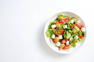 Organik malzemelerle taze yapılmış Yunan salatası bir kase.
