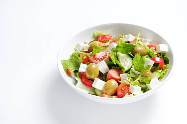 Una ciotola di insalata greca appena fatta con ingredienti biologici . — Foto Stock