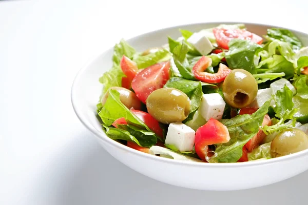 Organik malzemelerle taze yapılmış Yunan salatası bir kase. — Stok fotoğraf
