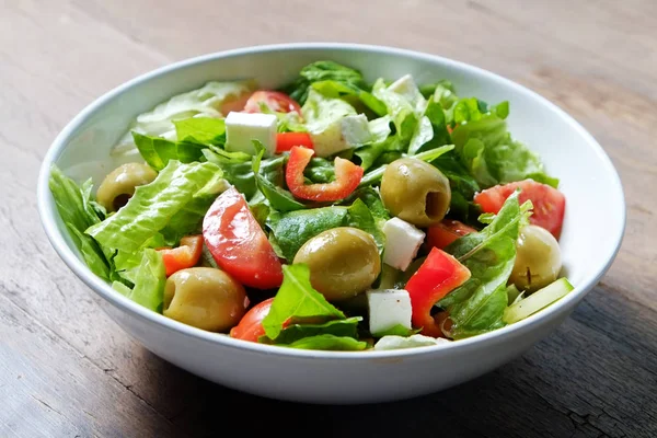 Uma tigela de salada grega recém-feita com ingredientes orgânicos . — Fotografia de Stock