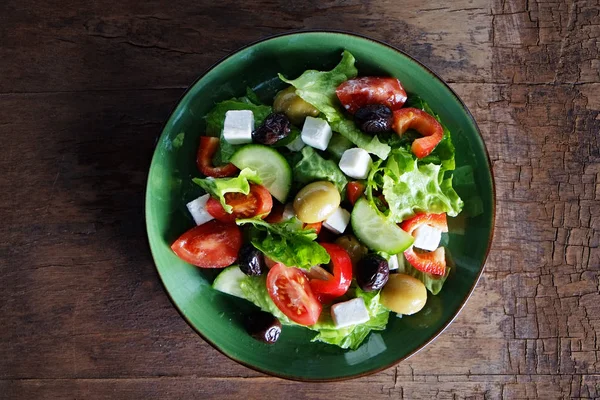 Un bol de salade grecque fraîchement préparée avec des ingrédients biologiques . — Photo