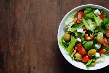 Organik malzemelerle taze yapılmış Yunan salatası bir kase.