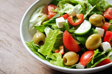 Organik malzemelerle taze yapılmış Yunan salatası bir kase.