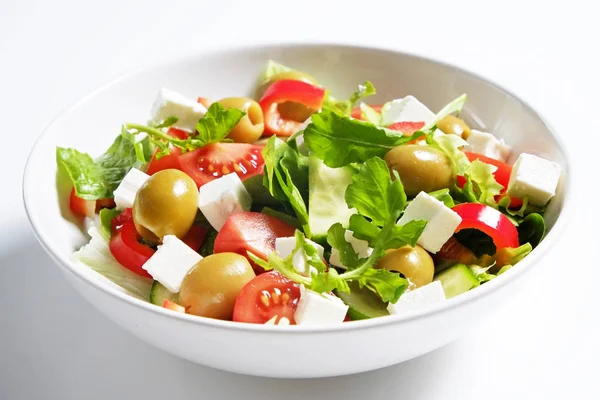 Organik malzemelerle taze yapılmış Yunan salatası bir kase. — Stok fotoğraf
