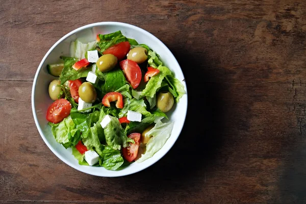 Un tazón de ensalada griega recién hecha con ingredientes orgánicos . —  Fotos de Stock